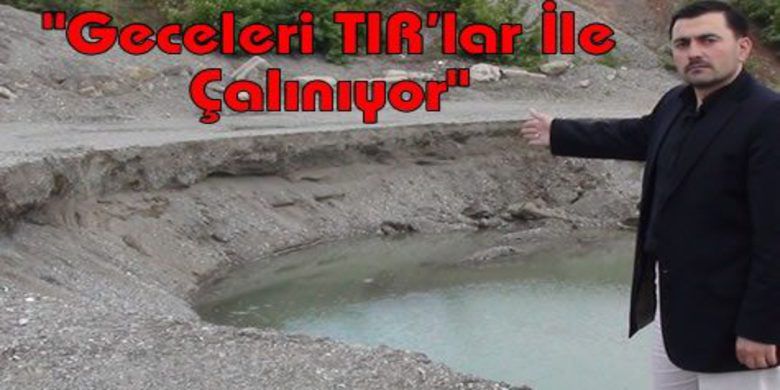 Kum-çakıl Talanına Devam - Bahçeler Mahallesi Muhtarı Erkan Kadakal, `Kızılırmak Nehir yatağının ekolojik ve biyolojik dengesini bozduğu için bir süre önce kapatılan KUM-ÇAKIL talanına devam edildiğini` iddia etti.