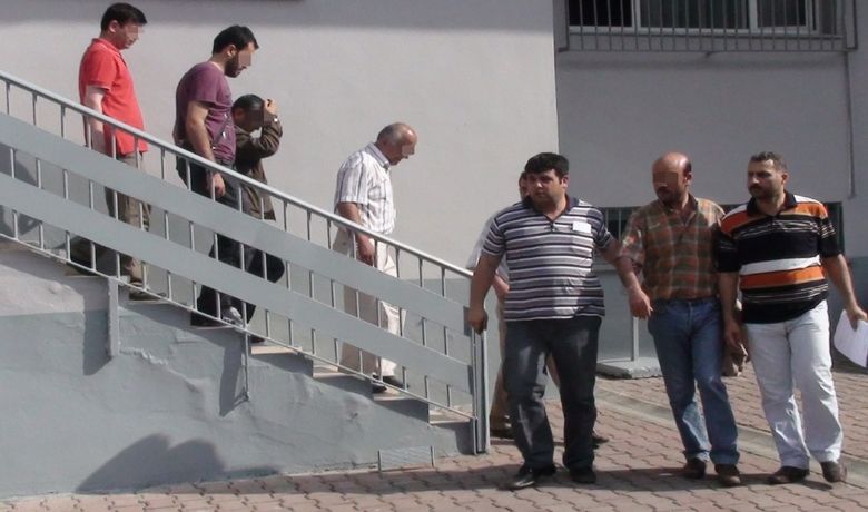 Orman Operasyonu Zanlıları Adliye Sevk EdildiAdliyeye Çıkarılan 4 Kişi Tutuklanarak Cezaevine Konuldu - Samsun polisinin Alaçam, Yakakent, 19 Mayıs ve Bafra ilçelerinde orman işletmesine düzenlediği operasyonda gözaltına alınan zanlılar adliyeye sevk edildi. Aynı operasyon kapsamında dün adliyeye çıkarılan 4 kişi tutuklanarak cezaevine konuldu.