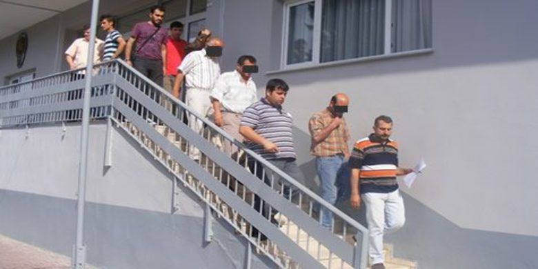 Orman Operasyonu Zanlıları Tutuklandı - Samsun`un Alaçam, Yakakent, 19 Mayıs ve Bafra ilçelerindeki orman işletmelerine yönelik düzenlenen operasyonda 8 kişinin daha tutuklanmasıyla tutuklu sayısı 12`ye yükseldi.