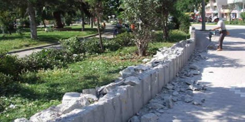 Alparslan Türkeş Parkı Yenileniyor - Bafra Belediyesi, Emirefendi Mahallesinde bulunan Alparslan Türkeş parkında düzenleme ve bakım çalışmalarına başladı.