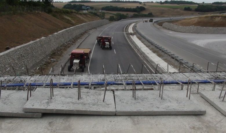 Üstgeçit Yapımı Yine Durdu - Samsun-Bafra duble yolu Kazandere mevkisindeki üstgeçidin yapımı yarım kaldı.