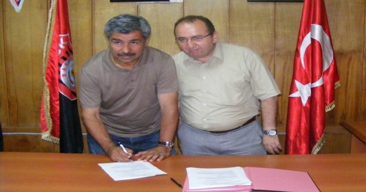 Tff 3. Lig Bafra Belediyespor'da İmza Şov Bafra Belediyespor, Teknik Direktör Erol Servet Bağlar Ve 4 Futbolcuyla Sözleşme İmzaladı