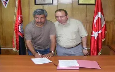 Tff 3. Lig Bafra Belediyespor'da İmza Şov Bafra Belediyespor, Teknik Direktör Erol Servet Bağlar Ve 4 Futbolcuyla Sözleşme İmzaladı