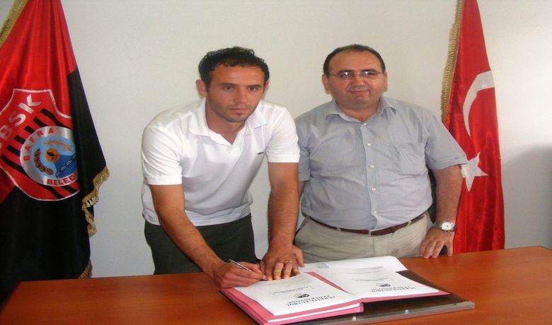 Tff 3. Lig Bafra Belediyespor'da 2 İmza Bafra Belediyespor, İç Transferde MustafaBulat, Dış Transferde İse Ankara Bugsaşspor'dan Orhan Tahiroğlu İle 1'er Yıllık Sözleşme İmzaladı - TFF 3. Lig takımlarından Bafra Belediyespor, dış transferde Ankara Bugsaşspor'dan golcü futbolcu Orhan Tahiroğlu'nu renklerine bağlarken, iç transferde ise orta sahanın başarılı ismi Mustafa Bulat ile sözleşme yeniledi. Her iki futbolcuyla da 1'er yıllık sözleşme yapıldığı öğrenildi.