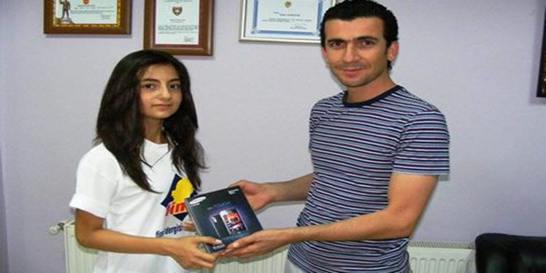 Final Dergisi Dershanesinden Başarıya Ödül - Geçtiğimiz gün açıklanan  2009 SBS Sonuçlarından sonra Bafra 1.si olan İrem Gür`e Bafra Final Dergisi Dershanesinden büyük ödül.