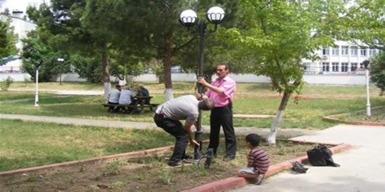Adnan Menderes Parkı Işıklandı - Bafra Belediyesi yaz mevsiminin gelmesi ile beraber park ve bahçelere bakım ve onarım yapmaya devam ediyor.
