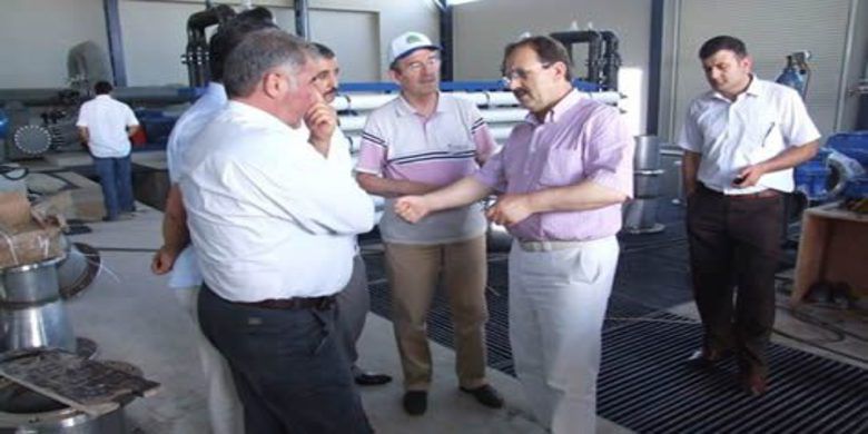 Başkan Şahin`den Muhtarlara Su Hakkında Bilgi - Bafra Belediye Başkanı Zihni Şahin, çalışmaları devam eden içme suyu arıtma tesisini İlçede görev yapan 21 Mahalle Muhtarı ile birlikte inceleyerek bilgi verdi.