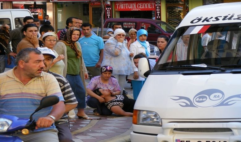 Bafra'da Şoke Eden Kaza - Samsun'un Bafra ilçesindeki maddi hasarlı kazada iki kişi şok geçirerek hastaneye kaldırıldı.