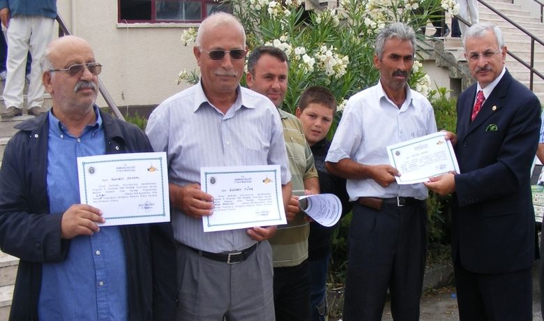 Bafra'da Sertifika Töreni - Samsun'un Bafra ilçesinde üreticilere Kırsal Kalkınma Yatırımları'nın Desteklenmesi Programı'na katılan üreticilere düzenlenen törenle sertifikaları verildi.