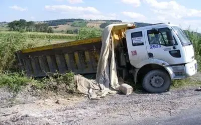 Kamyon Devrildi: 1 Yaralı