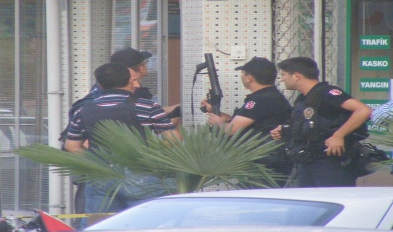 Bafra'daki Silahlı Saldırı Silahla Bir Kişiyi Vurduktan Sonra Polise TeslimOlmayarak Uzun Süre Direnen Zanlı, Polis Tarafından Etkisiz Hale Getirildi - Samsun'un Bafra ilçesinde bir kişiyi vurduktan sonra silahı başına dayayan şahıs, polis tarafından etkisiz hale getirilerek gözaltına alındı.