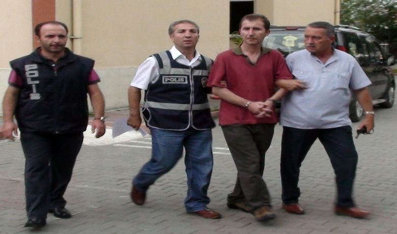 Cinnet Getirerek BirKişiyi Öldüren Zanlı Tutuklandı - Samsun'un Bafra ilçesinde dün cinnet getirerek bir kişiyi silahla öldüren katil zanlısı, mahkemece tutuklanarak cezaevine konuldu.