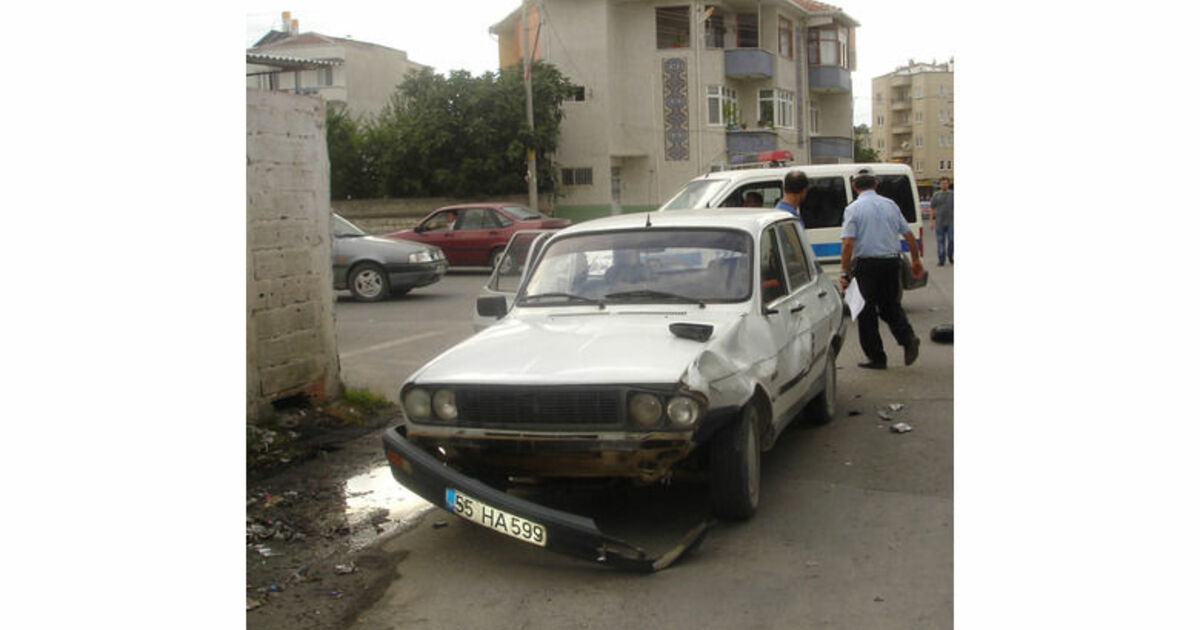Motosiklet Otomobille Çarpıştı: 1 Yaralı