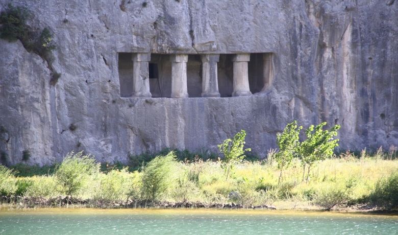 Kolay Turizm Beldesi Olma Yolunda Kolay; Asarkale, Kral Mezarları Ve Derbent Baraj Gölü İle TurizmMerkezi Olmaya Aday Kolay Belde Belediye Başkanı Dursun Aygün: "Turizme Konu Edilebilecek Girişimleri Ve Yatırımları Destekliyoruz" - Samsun'un Bafra ilçesine bağlı Kolay beldesi; Asarkale, Kral Mezarları ve Derbent Baraj Gölü ile turizm merkezi olmaya aday.