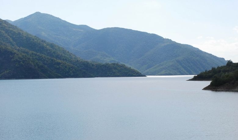 Altınkaya Baraj Gölü Doldu Geçen Yıl Dibi Görünen BarajGölünde Su Seviyesi 20 Metre Yükselerek 185 Metre Kotuna Ulaştı - Samsun'da, Kızılırmak Nehri üzerinde bulunan ve Türkiye'nin 4. büyük barajı olan Altınkaya Baraj Gölü'nde geçen yıl 165 metre olan su kotunun 185 metreye yükseldiği bildirildi.