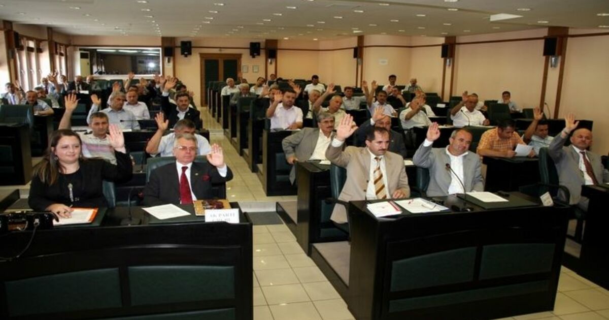 Devletin Bina Ve Arsa Alımına Chp'den Ret Ayvacık İlçesi Eynel Köprüsü Yolu Üzerinde Eski İl Genel Meclisi Üyesinin Akrabasının Arsası Ve Evinin, Yol Gerekçe Gösterilerek Devlet Tarafından Alımıyla İlgili Gündem Maddesine Chp Grubu, Ret Oyu Verdi