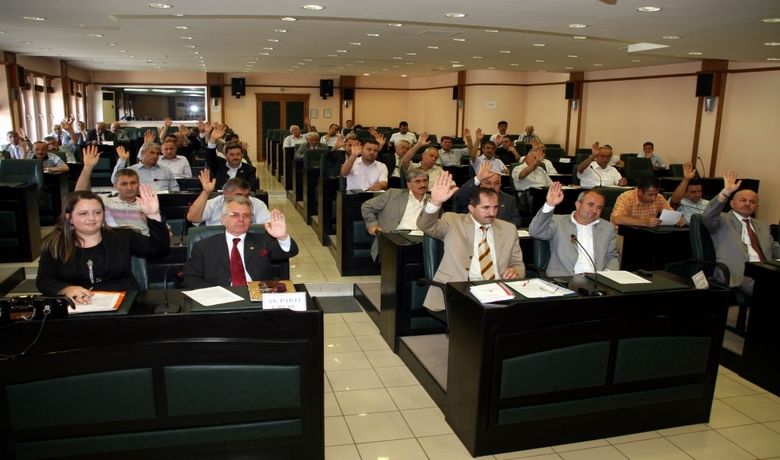 Devletin Bina Ve Arsa Alımına Chp'den Ret Ayvacık İlçesi Eynel Köprüsü Yolu Üzerinde Eski İl Genel Meclisi ÜyesininAkrabasının Arsası Ve Evinin, Yol Gerekçe Gösterilerek Devlet Tarafından Alımıyla İlgili Gündem Maddesine Chp Grubu, Ret Oyu Verdi - Samsun İl Genel Meclisi toplantısında, Ayvacık ilçesi Eynel Köprüsü yolu üzerinde eski bir İl Genel Meclis üyesinin akrabasının evinin, yol gerekçe gösterilerek devlet tarafından alımıyla ilgili gündem maddesine CHP grubu karşı çıkarak ret oyu verdi.  İl Genel Meclisi eylül ayı birinci birleşimi Meclis Başkanı Mustafa Karakurt, tarafından gerçekleştirildi. 14 maddelik gündemden oluşan toplantıda, komisyonlara sevk edildi. 6 bileşimin gerçekleştirileceği toplantı sırasında, 15. gündem maddesinde Ayvacık ilçesi Eynel köyü Derelik mevkisinde hizmete giren Eynel Köprüsü'nde trafiğin akıcı hale getirilmesi amacıyla M.S'ye ait 646.82 metrekarelik arsanın ve üzerinde bulunan 3 katlı evin satın alınması hakkındaki İl Özel İdaresi İmar ve İnşaat Daire Başkanlığı'nın raporu okundu. Gündem maddesi komisyona sevk edildi. CHP grubu gündem maddesine ret oyu kullandı ve destek vermeyeceğini belirti. CHP Grup Başkan Vekili İsmet Şahin, arsanın ve evin devlet tarafından alınacağını, köprü yapılmadan önce konuyla ilgili uyarılarda bulunulduğunu söyledi. Geçen dönem Ayvacık ilçesinden İl Genel Meclisi üyesinin akrabası olan M.S.'nin arsa ve evinin satın alınmak istenmesine anlam veremediklerini belirten Şahin, ret oyu vererek, akıllarda soru işareti oluşturacak bir uygulamaya destek vermeyeceklerini, satın alma ile ilgili ciddi şüphelerinin olduğunu, gündem maddesi görüşülürken konuyu detaylı bir şekilde gündeme getirerek itirazda bulunacaklarını belirtti.