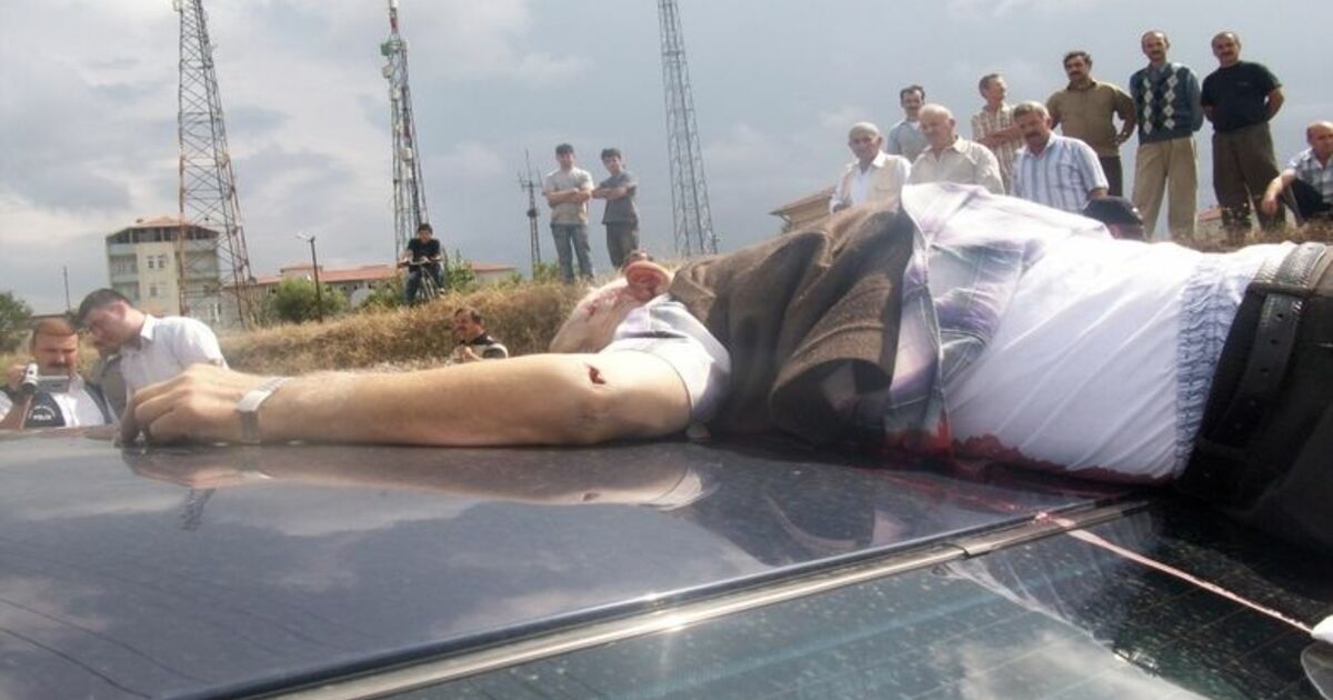 Kendisine Çarpan Otomobilin Üzerinde Öldü