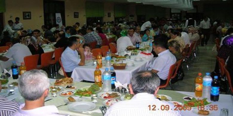 Eğitim Bir-sen İftarda Buluşturdu - Eğitim-Bir-Sen Bafra Temsilciliği`nin her yıl geleneksel olarak düzenlediği iftar yemeği, bu yıl da Asırlık Büyük Park`taki Cumhuriyet Salonunda yüksek bir katılımla gerçekleşti