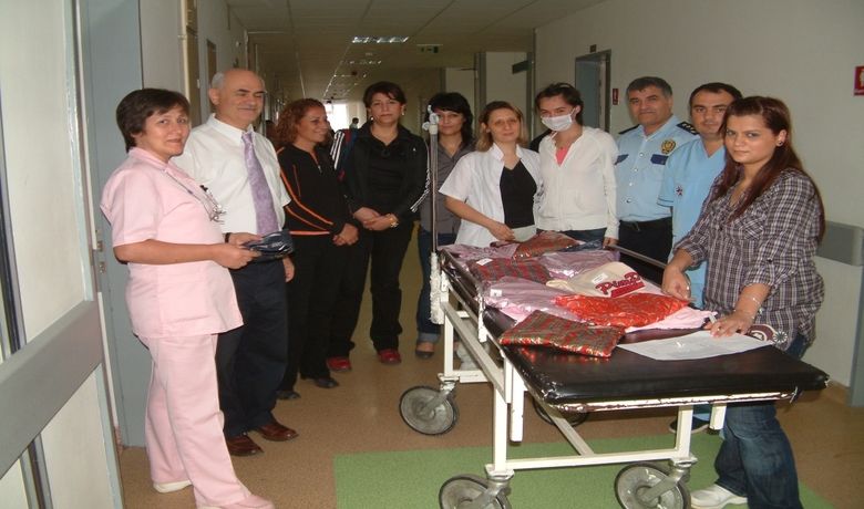 Bafra Lösam'dan Lösemili Çocuklara Ziyaret - Samsun Lösemili ve Kan Hastalıklı Çocuklar Derneği'nin (LÖSAM) Bafra gönüllü destekçileri, Samsun 19 Mayıs Üniversitesi Hematoloji ve Kan Hastalıkları Bölümü'nde yatan lösemi hastası çocukları ziyaret etti.