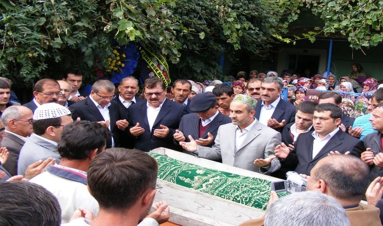 Aşçı Ailesinin Acı Günü Vefat EdenŞevket Aşçı, Gözyaşları İle Son Yolculuğuna Uğurlandı - Samsun'un Bafra ilçesinde 100 yaşında vefat eden Şevket Aşçı, son yolculuğuna uğurlandı.