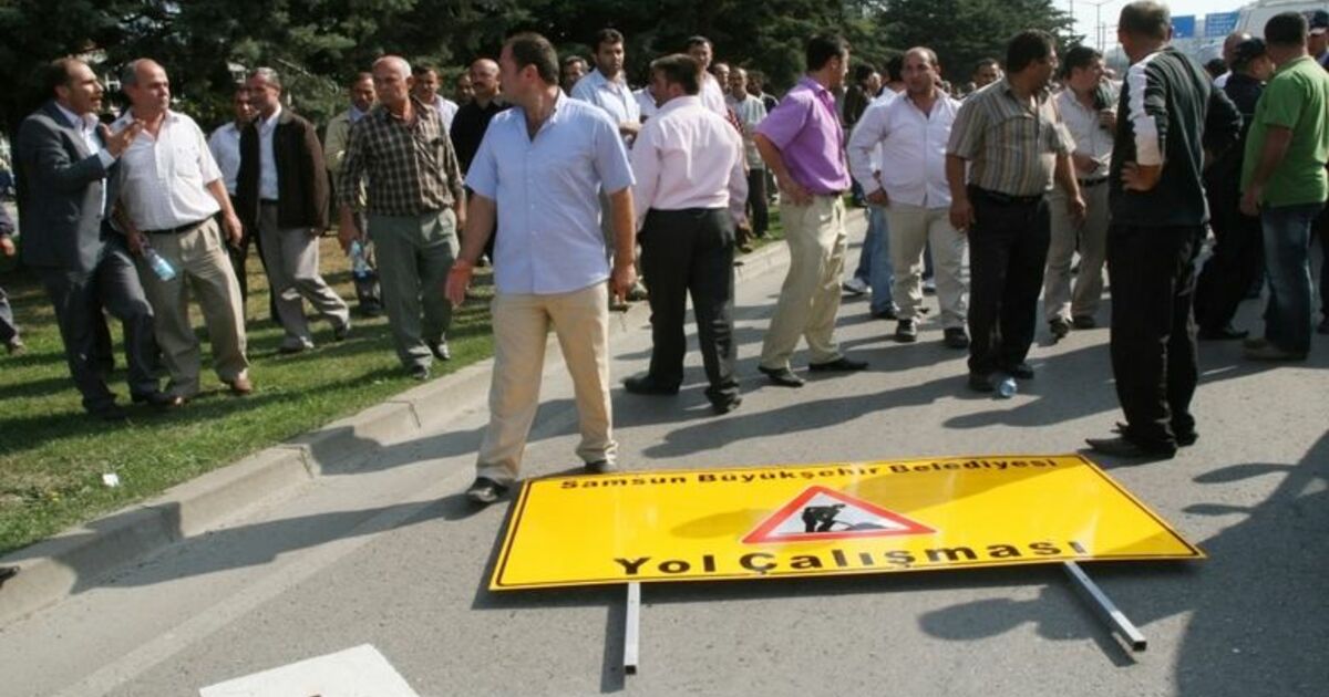 Samsun'daki Minibüsçülerin Eylemi Valilikte Kriz Masası Oluşturuldu Şehrin Her İki Yönünde Yol Kapatma Eylemi Ve Gergin Bekleyiş Sürüyor