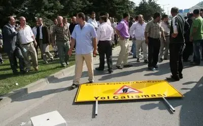 Samsun'daki Minibüsçülerin Eylemi Valilikte Kriz Masası Oluşturuldu Şehrin Her İki Yönünde Yol Kapatma Eylemi Ve Gergin Bekleyiş Sürüyor