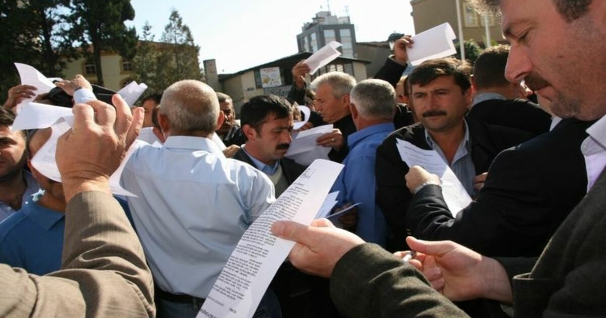 Dolmuşçular Bir Günlük Kontak Kapattı Samsun'da Şehir Merkezine Alınmayan Minibüsçüler Kontak Kapatırken, Yaklaşık 500 Kişi Yürüyüş Düzenleyerek Büyükşehir Belediyesi'ne Dilekçe Verdi