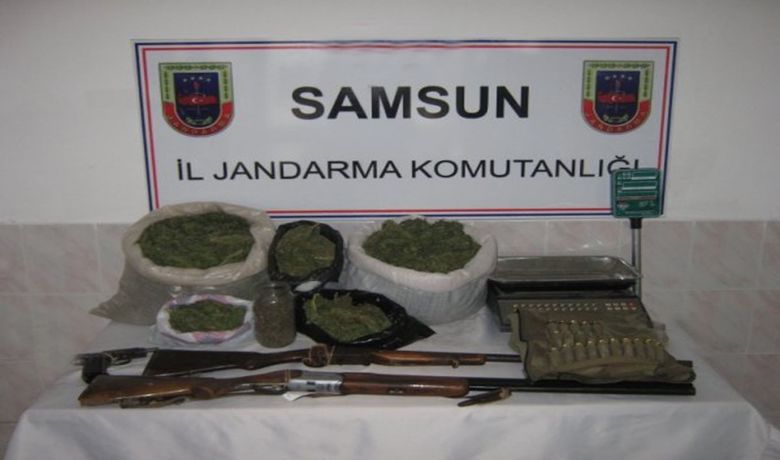 Jandarmadan Uyuşturucu Operasyonu - Bafra ilçesinde gözaltına alınan bir  kişi ile birlikte uyuşturucu madde ve silah ele geçirildi.  Esençay köyünde ikamet eden Orhan B.'nin (29) elinde uyuşturucu maddeyi satmak için müşteri aradığının istihbaratını alan Samsun İl Jandarma Komutanlığı Kaçakçılık ve Organize Suçlarla Mücadele Şubesi ile Bafra İlçe Jandarma Komutanlığı ekipleri, söz konusu şahsı takibe aldı. Esençay köyü girişinde elindeki iki çuval içinde esrar maddesi ile yakalanan zanlı gözaltına alındı. Orhan B.'nin
elindeki çuvallar ile evinde yapılan aramada toplam 9 kilo 180 gram esrar maddesi, 760 gram dişi hint keneviri bitkisi tohumu, 1 adet ruhsatsız 9 mm çaplı tabanca, 2 adet ruhsatsız av tüfeği, 1 adet uyuşturucu tartmada kullanılan terazi ve 26 adet av tüfeği fişeği ele geçirildi. Sorgulanması tamamlanan Orhan B., "Uyuşturucu madde ticareti yapmak, uyuşturucu madde bulundurmak ve ruhsatsız silah bulundurmak" suçlarından sevk edildiği Bafra Adliyesi'nde tutuklanarak Bafra Kapalı Cezaevi'ne gönderildi.