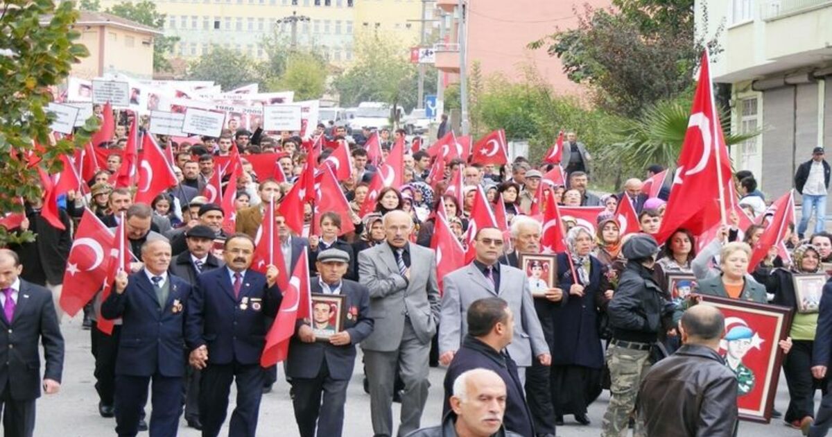 Şehit Ailelerinden Protesto Yürüyüşü Yürüyüşte Sözde Pkk Bayrağı İle Öcalan'ın Resmi Yakılarak Çiğnendi