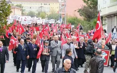 Şehit Ailelerinden Protesto Yürüyüşü Yürüyüşte Sözde Pkk Bayrağı İle Öcalan'ın Resmi Yakılarak Çiğnendi