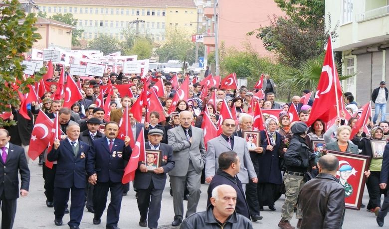 Şehit Ailelerinden Protesto Yürüyüşü Yürüyüşte SözdePkk Bayrağı İle Öcalan'ın Resmi Yakılarak Çiğnendi - Samsun'un Bafra ilçesinde şehit ve gazi aileleri, Kandil ve Mahmur'dan gelen ve DPT'lilerin "Barış Grubu" olarak nitelendirdiği 34 terör örgütü üyesinin teslim olmalarının şenlik havasında yapılmasına tepki göstererek Bafra'da bir yürüyüş düzenledi.