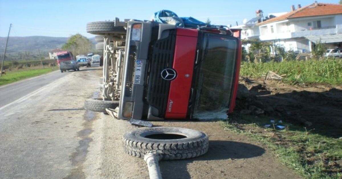 Taş Taşıyan Kamyon Yan Yattı