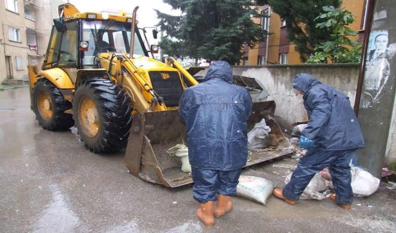 Bafra Belediyesi Moloz Toplama Ekibi Kurdu - Samsun Bafra ilçesinde, Bafra Belediyesi Temizlik İşleri Müdürlüğü ve Su Kanalizasyon Müdürlüğü oluşturduğu özel ekiple ilçe genelinde moloz temizliği yaptı.