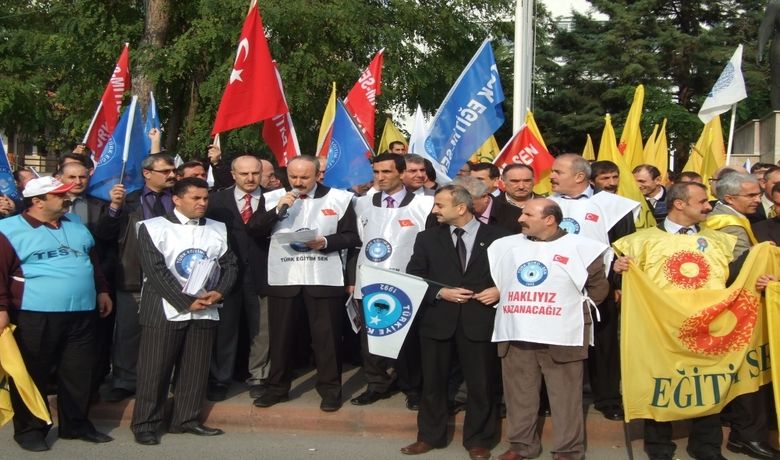 Bafra’daki Sendika Üyeleri Greve Katıldı - Samsun’un Bafra ilçesinde Türk Eğitim-Sen, Eğitim-Sen ve Eğitim-İş Sendikası çalışanları yaptıkları eylem ve açıklamalarla “Uyarı Grevi”ne destek verdiler.