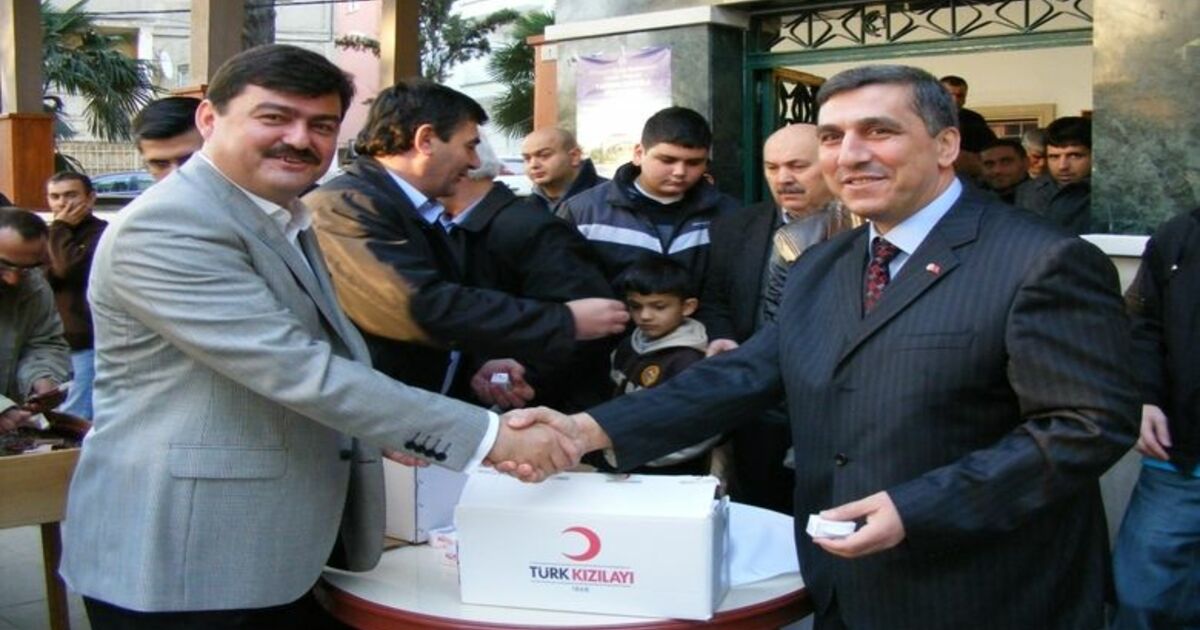 Kızılay'dan Lokum Dağıtımı Kızılay Bafra Şubesi'nce Bayram Namazı Çıkışı Cami Önlerinde Vatandaşlara Lokum Dağıtıldı
