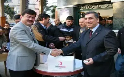 Kızılay'dan Lokum Dağıtımı Kızılay Bafra Şubesi'nce Bayram Namazı Çıkışı Cami Önlerinde Vatandaşlara Lokum Dağıtıldı