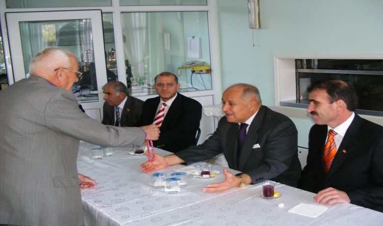 Huzurevi Sakininden KaymakamBoyacı'ya Sürpriz Hediye - Samsun'un Bafra ilçesinde Kurban Bayramı münasebetiyle Bafra Kaymakamı Ayhan Boyacı ve protokol bir dizi ziyaretlerde bulundu.