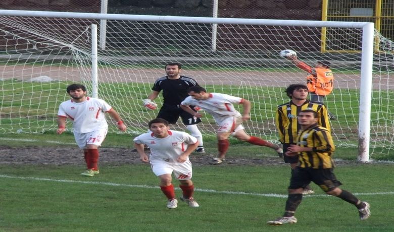 Tff 3. Lig Bafra Belediyespor: 3 - Arsinspor: 0 - TFF 3. Lig 4 Grup'ta mücadele eden Bafra Belediyespor, kendi sahasında Arsinspor'u 3-0 mağlup etti.