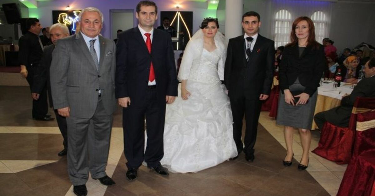 Başkan Şerif Ün'ün Mutlu Günü Belediye Başkanı Şerif Ün'ün Oğlu Oğuzhan Ün, Melahat Kılıç'la Evlendi Kavak Belediye Başkanı Şerif Ün: "İki Seçim Geçirdim, Bu Kadar Heyecanlandığımı Hatırlamıyorum"