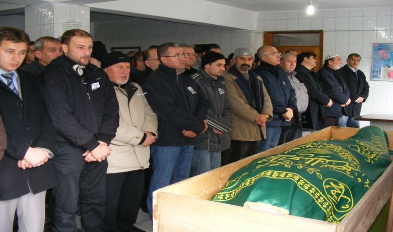 Kaleci Antrenörü Mustafa Keskin Toprağa Verildi - Samsun'un Bafra ilçesinde baca temizlerken 5 katlı apartmanın çatısından düşerek hayatını kaybeden kaleci antrenörü Mustafa Keskin (49), son yolculuğuna uğurlandı.