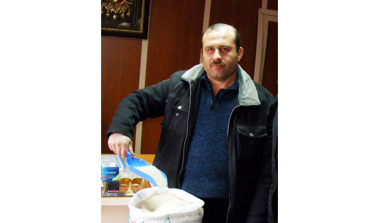 Yerli Pirince Rus Pirinci Karıştırılıyor İddiası Bafra Tahıl Üreticileri Tarımsal Birliği Başkanı İsmail Ak:"Rusya'dan Gelen Kalitesiz Ve Ucuz Pirinçlerin İç Piyasada Satılamamasından Dolayı Yerli Pirinçle Karıştırılarak Piyasaya Sürülmektedir" - Bafra Tahıl Üreticileri Tarımsal Birliği Başkanı İsmail Ak, Rusya'dan gelen kalitesiz pirincin satılamadığı için yerli pirince karıştırıldığını iddia etti.