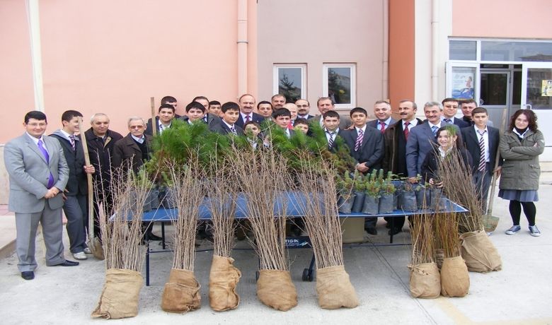 Bafra'da Bin 200 Fidan Toprakla Buluştu - Samsun'un Bafra İlçesi Altınkaya Anadolu Lisesi'nde fidan dikme töreni düzenlendi.