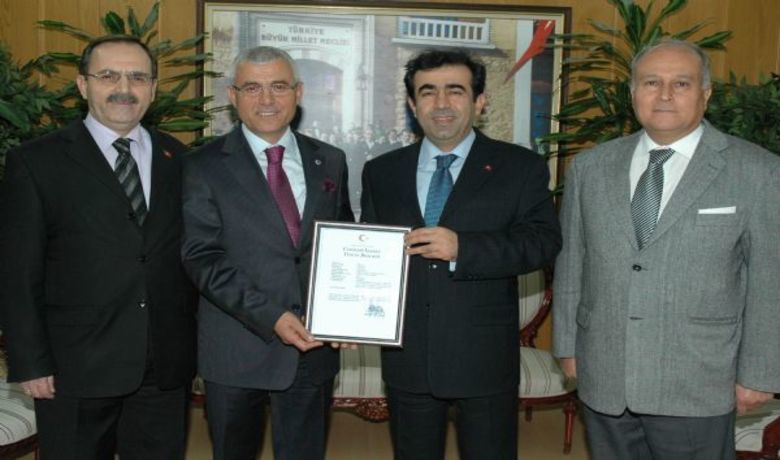Bafra Pidesi Tescillendi Samsun Valisi Hasan Basri Güzeloğlu: "Böyle BirPatent Almayı Hem İlimiz Adına Hem Bafra İlçemiz Adına Çok Önemsiyorum" - Samsun Valisi Hasan Basri Güzeloğlu, patent hakkı kazanan Bafra pidesinin tescil belgesini Bafra Ticaret ve Sanayi Odası (TSO) Başkanı Rızvan Aksoy'a verdi.