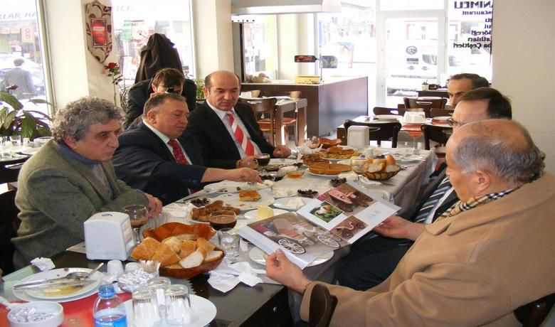 Engellilere Satış Büfesi Projesi - Samsun`un Bafra İlçesinde işadamı Hamit genç Engelliler için planladığı satış büfesi tanıtımı amacıyla sabah kahvaltısı düzenledi