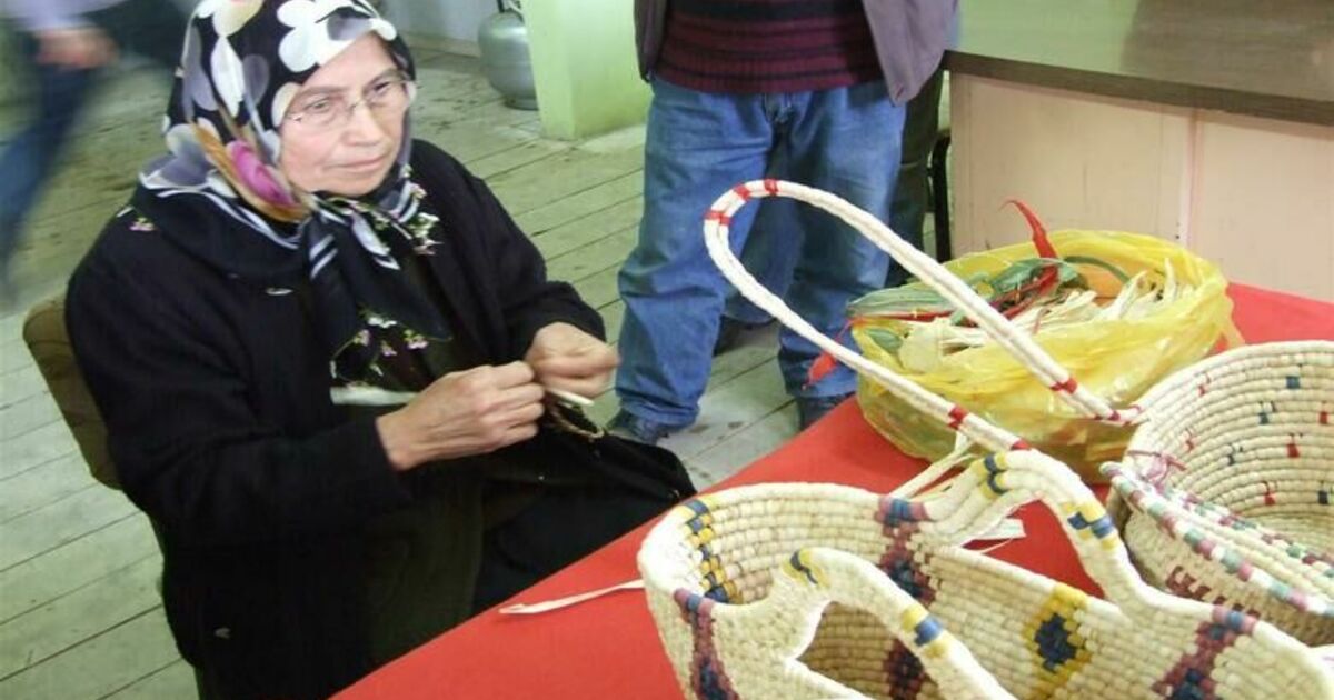 Altmış Beş Yaşında Zembil Yapıyor