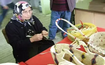 Altmış Beş Yaşında Zembil Yapıyor