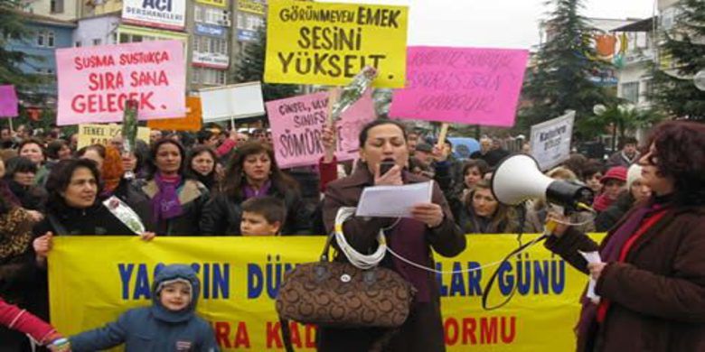 Kadınlar Tekel İşçileri İle Beraber Yürüdü - Samsun`un Bafra İlçesinde 8 Mart Dünya Kadınlar Günü dolayısıyla Bafra Kadın Platformunca yürüyüş düzenlendi.
