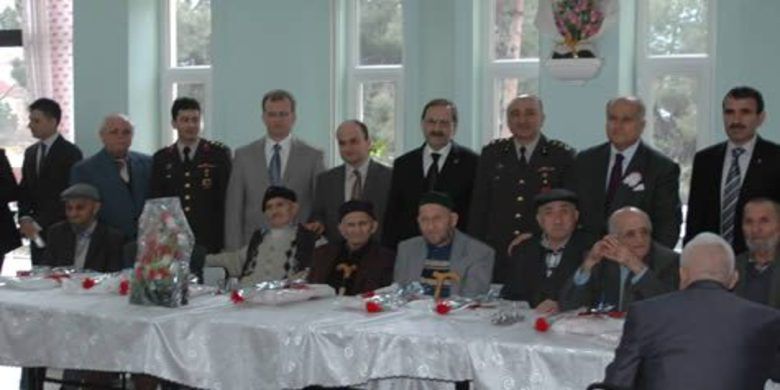 Bafra Protokolünden Yaşlılara Ziyaret - Bafra Protokolü Yaşlılar Haftası nedeniyle Bafra 75.Yıl Huzurevine bir ziyaret gerçekleştirdi.