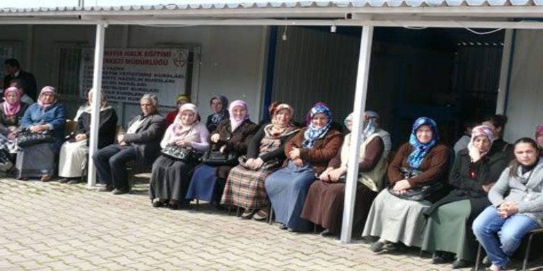 19 Mayıs`ta Sertifika Töreni - 19 Mayıs ilçesinde, Organik Tarım Kursunu başarıyla tamamlayan 25 kursiyere, Halk Eğitim Merkezinde düzenlenen törenle, Organik Tarım Sertifikaları dağıtıldı.